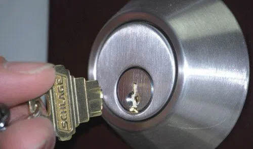 Royal Locksmith Store Fort Worth, TX 817-357-4969 - key-broke-in-lock